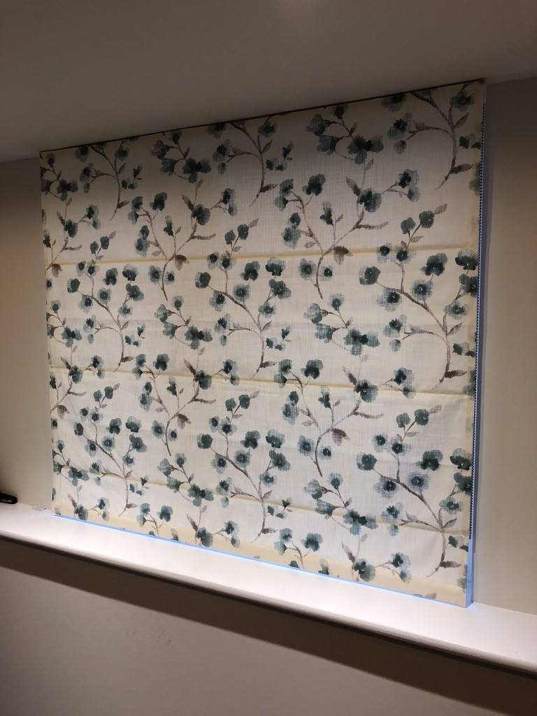 Made-to-measure patterned curtains